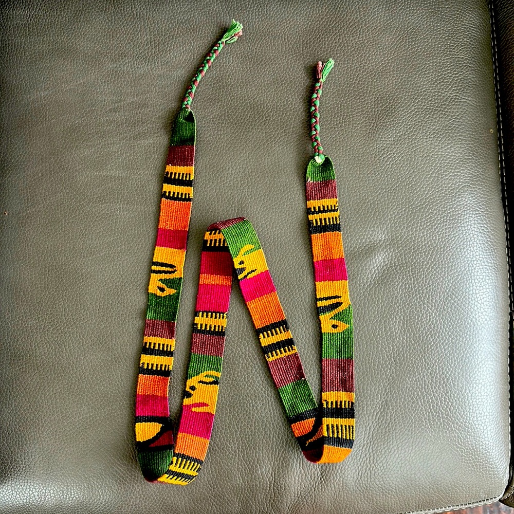 This is a super fun women’s woven belt in perfect condition!